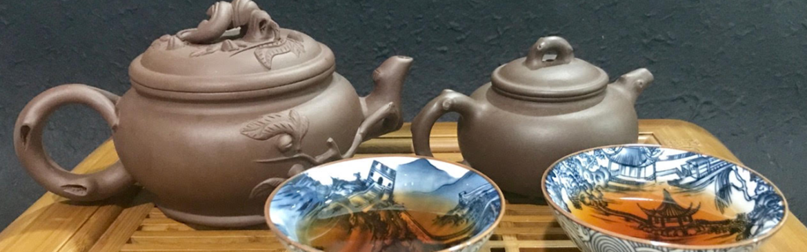 Théières et tables à thé en bambou avec deux tea cup de puer ou pu'erh