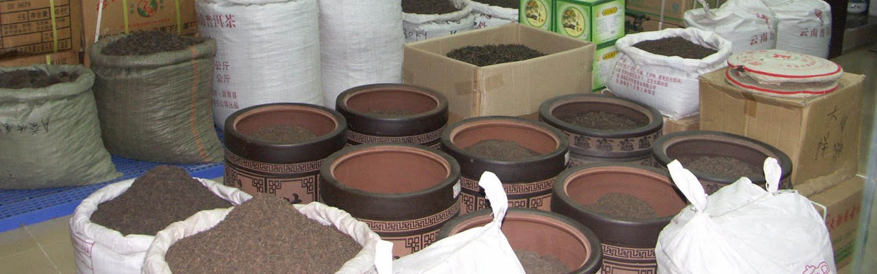 Puer ou Pu'erh en vrac en sac et en pot au marché au thé de Guangzhou Canton Chine