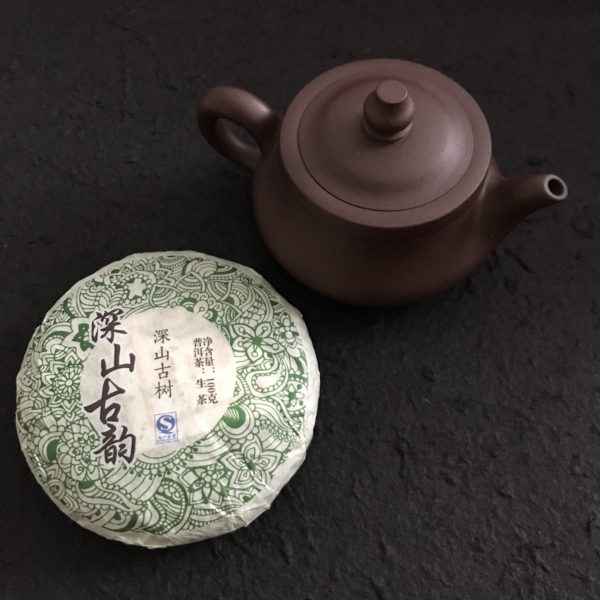 C032 théière grès Yixing Jiangsu Chine et thé puer pu'erh